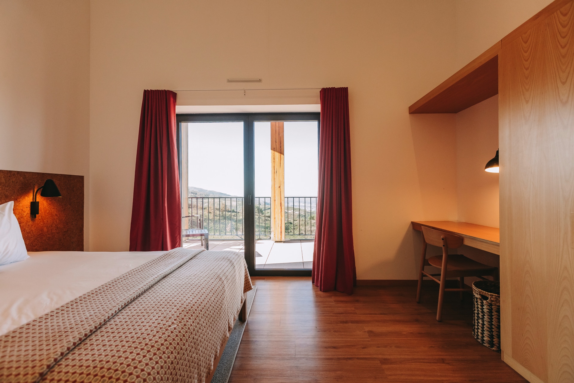 ES-estrela-serenity-room-types-premium-balcony-room-00002.jpg
