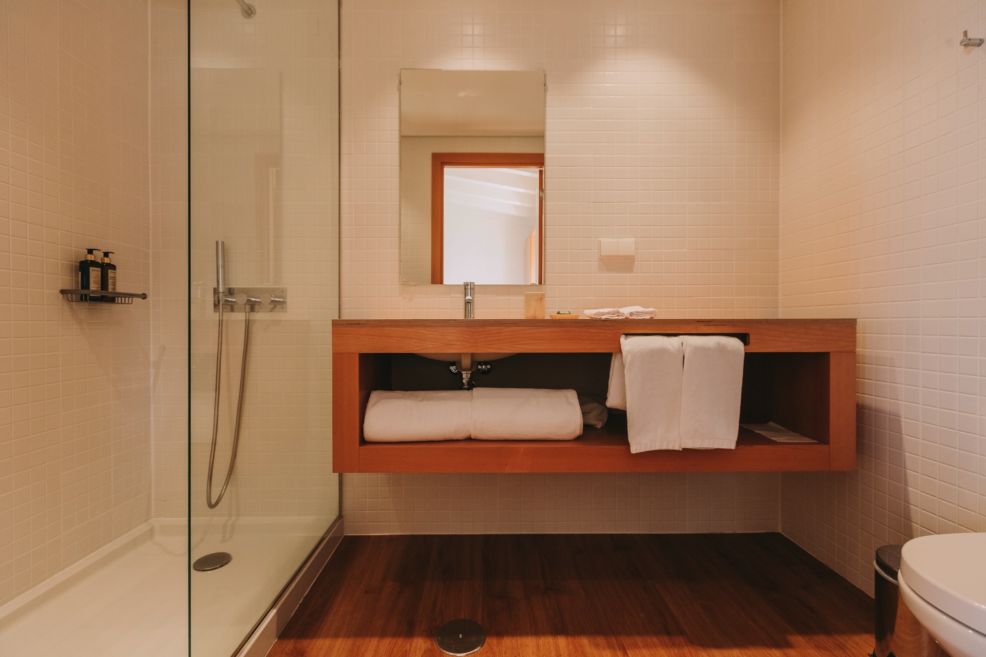 ES-estrela-serenity-room-types-premium-plus-lake-room-double-twin-00017.jpg