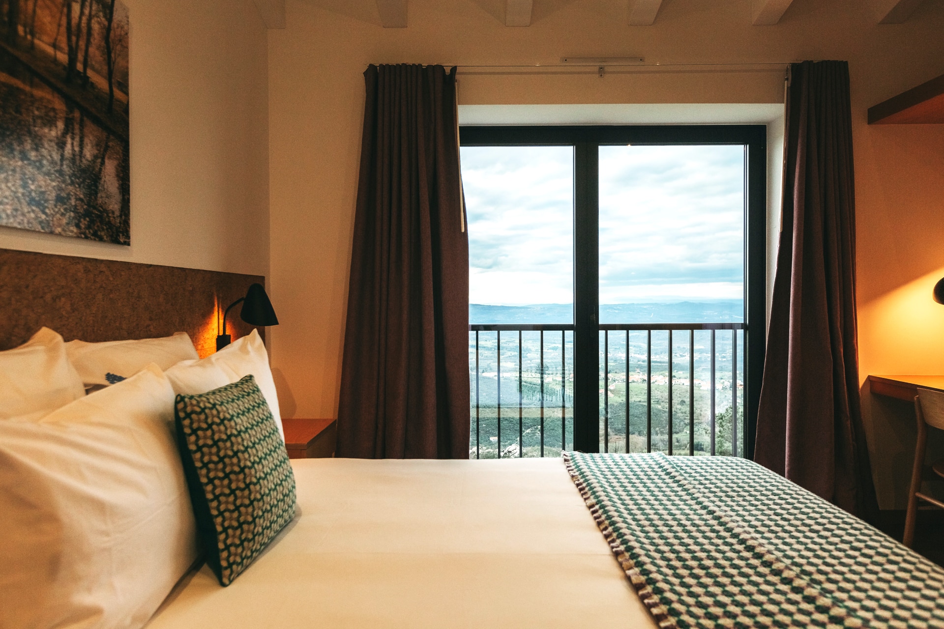 ES-estrela-serenity-room-types-premium-view-room-00005.jpg